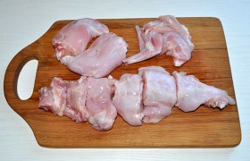 Тушку кролика разрубаем на несколько кусков, промываем в дуршлаге, даем стечь воде и со всем старанием обсушиваем каждый кусочек бумажными полотенцами. 