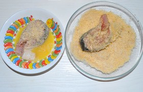 Затем окунаем куски рыбы во взбитые слегка яйца и повторно панируем с сухарях с сыром.