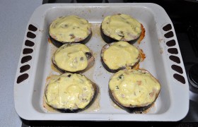 и на последние 5 минут – можем поднять повыше, если хотим, чтобы зарумянился майонез. Горбуша получается мягкая, нежная, и начинка гармонирует с ее вкусом. 