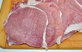 Действуем обычным для отбивных порядком: промываем мясо, бумажными полотенцами обсушиваем. Нарезаем (поперек мясных волокон) на ломти по 14-15 мм толщиной. Используя небольшой пакет, куда закладываем поочередно мясо, ровно отбиваем его с обеих сторон до 9-10 мм.