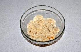 Хлеб мелко ломаем и поливаем – но немного - сливками. В последнее время хлеб в котлетах часто заменяют мелкой овсянкой – что и вам рекомендуем попробовать.