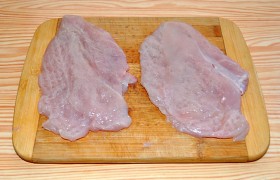 Филе осторожно, но довольно сильно отбиваем деревянным молотком, причем лучше это сделать в пищевом пакете, потому что филе - очень нежное мясо, и не стоит превращать его в лохмотья.