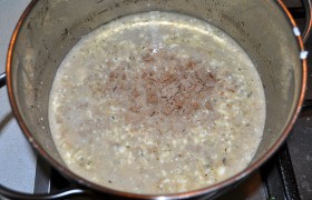 Готовые зразы выкладываем на блюдо и накрываем – хотя бы миской – чтобы не остыли. К оставшемуся в кастрюле соусу подливаем сметану, бросаем горсть оставленных хлебных крошек и даем вскипеть. Неплохо также добавить чайную ложку сливочного масла.