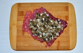 На каждый ломтик говядины наносим полученную массу.