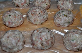 Из фарша формуем некрупные шарики, с небольшой мандаринчик величиной. У нас получилось 15 штук клопсов.