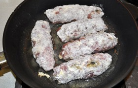  и на  сковороде с  перекаленным  растительным маслом обжариваем до корочки со всех возможных сторон. 