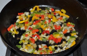 А на другой сковороде параллельно готовим соус, для которого рубим мелким кубиком сладкий перец и кольца ананаса. Еще мельче – черешки сельдерея. Немного масла разогреваем и на среднем огне пассеруем сельдерей с перцем 6-7 минут. Добавляем половину нарезанного ананаса.