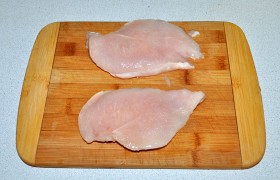 Кроличьи филе, уже промытые и обсушенные в бумажных полотенцах, делим на 2 части вдоль. Берем пищевой пакет, закладываем филе и очень легкими ударами деревянного молотка отбивае м, выравнивая толщину. Очень аккуратно – мясо нежное, легко рвется и разваливается.