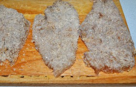 Отбивные кладем в дуршлаг, когда соус слит, панируем плотно в сухарях, предпочтительнее для этого – сухари домашние.