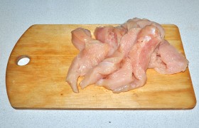 Для котлет подходит и филе, и мясо задней части кролика. Куски промываем, промокаем воду, отделяем пленки, нарезаем длинными полосками, удобными для мясорубки.