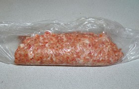 Формуем рулет, с помощью пленки подняв и соединив края. Заделываем шов и концы рулета.