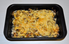 Запекаем отбивные 30 минут при 200°. Снимаем фольгу и, поставив повыше, ждем несколько минут, пока сыр возьмется румяной корочкой.