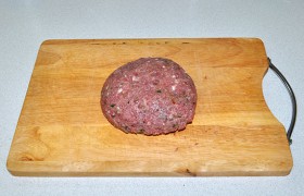 Мясо мы перемалываем вместе с луком, приправляем травами, хмели-сунели, перцем-солью. Вымешиваем до плотного состояния и  отбиваем . 