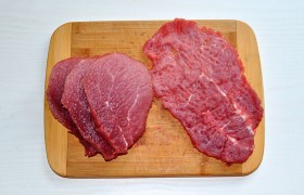Вымытый и тщательно обсушенный кусок говядины нарезаем поперек волокон ломтями толщиной не больше 1 см. Под пленкой или в пакетике хорошо  отбиваем  с обеих сторон кухонным молотком, посыпаем солью и перцем. Мясо должно полежать не менее часа. 