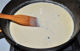 Вливаем через ситечко бульон, взяв его из кастрюли, где варились клопсы, добавляем соль, перец, соус, каперсы, даем закипеть, вливаем сливки и ставим маленький огонь, чтобы сливки не кипели, а прогревались 3-4 минуты.