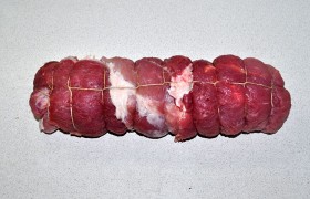 Для сохранения формы часто перевязываем кулинарной нитью (или шпагатом).