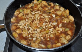 Через несколько минут, когда соус загустел, кладем в него кусочки филе и арахис. На несколько секунд переводим огонь на сильный. Как только все закипело – накрываем крышкой, отключаем конфорку и оставляем на ней сковороду на 3-4 минуты.