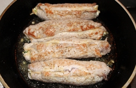 Растительное  масло перекаливаем  в большой сковороде, и, примерно по 3-4 минуты, до корочек, обжариваем рулетики, не снизив огня, минимум с двух сторон.