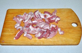 Мясо нарезаем небольшими кусочками. И ставим на конфорку кастрюлю с водой для варки пасты. Варим до состояния аль денте.