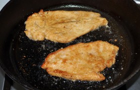 Масло в толстодонной сковороде разогреваем на огне между сильным и средним. Жарим одну сторону отбивных 60-80 секунд. Перевернув, солим подрумяненную сторону. 