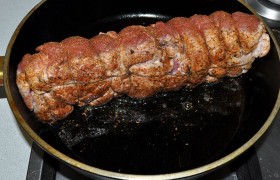 В толстостенной сковороде на сильном огне перекаливаем растительное масло и на том же огне быстро обжариваем рулет со всех сторон до корочки.