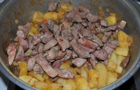 И, наконец, отправляем  в казан печень вместе с соком. Добавляем сливочное масло, перемешиваем, даем потушиться буквально 2-3 минуты – выключаем, накрываем казан полотенцем на 10-12 минут. Убираем лавровый лист и подаем.