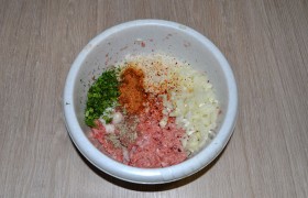Если у нас есть заранее заготовленный и замороженный фарш , или только что купленный - для тефтелей мы его еще раз пропускаем через мясорубку с мелкой решеткой (или блендер). Добавляем рис, отваренный 10-12 минут, соль, перцы, приправу, зелень, мелко порубленную луковицу, воду, вымешиваем и 20-24 раза отбиваем.