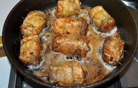 Сковороду сильно разогреваем, кладем масло, убираем огонь ближе к среднему. Сначала ставим рулетики вертикально, чтобы открытые боковинки запеклись и начинка не вываливалась. А далее обжариваем со всех возможных сторон, поворачивая и жаря до подрумянивания. Пожарив 1-2 стороны, жарим дальше под крышкой, чтобы крученики проготовились полностью. Пожарив, протыкаем зубочисткой – если она легко и мягко входит в рулетики – они готовы. И еще на 6-7 минут оставляем на выключенной конфорки.