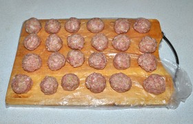 Делим фарш на порции примерно по 30 г, формуем фрикадельки. Ладони увлажняем водой.