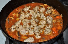 Добавляем к овощам с грибами обжаренное кроличье филе, закипело – пробуем на соль, перчим, накрываем сковороду. На маленьком огне оставляем тушиться ненадолго – на 10-12 минут.