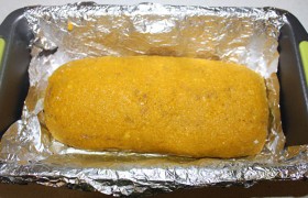 И наконец переносим рулет в форму. А застелили мы ее фольгой, чтобы не пришлось потом долго отмывать.
В духовке, при 200°, на среднем уровне рулет запекается 35-45 минут, что несложно проверить, проколов его деревянной зубочисткой. И еще минут 10 даем ему отдохнуть после запекания.