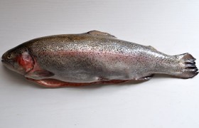 Вот такую рыбку мы готовили – форель радужная, вес – более 1,8 кг. Ее мы чистим от чешуи, срезаем плавники, отсекаем голову. Тщательным образом промываем и обсушиваем, для чего хороши сложенные бумажные полотенца.