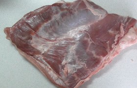 Чтобы рулет был ровным, срезаем лишние части. 