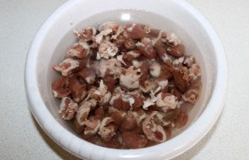 Сердечки тщательно промываем, если есть возможность – на часок-полтора замачиваем в чистой холодной воде.