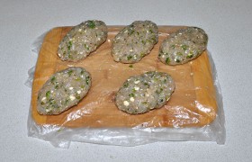 Формуем овальные котлеты