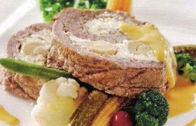 Рулет из говядины с грибами и сыром