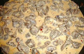Куриные сердечки, тушенные в сливках