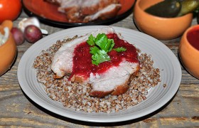 Свинина с соусом из брусники