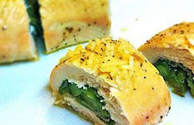 Роллы из курицы со спаржей, сыром, прошутто