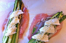 Роллы из курицы со спаржей, сыром, прошутто - фото №3