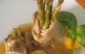 Рулеты из телятины со спаржей и сыром