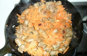 Тушеные куриные сердечки - фото №3