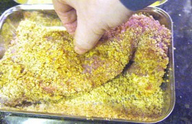 Свиное филе, запеченное в фисташках - фото №3