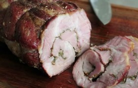 Запеченный мясной рулет