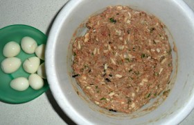 Рулет из фарша с перепелиными яйцами - фото №2