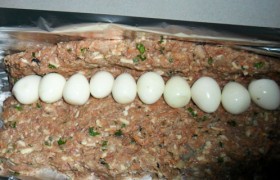 Рулет из фарша с перепелиными яйцами - фото №4