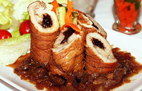 Свиные рулетики с черносливом