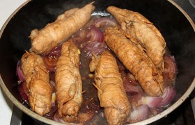 Свиные рулетики с черносливом - фото №7