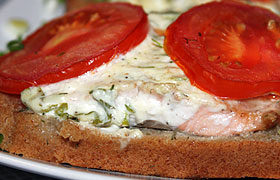 Горбуша, запеченная на хлебе