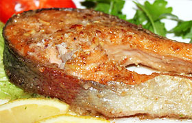 Жареная форель в ореховой панировке